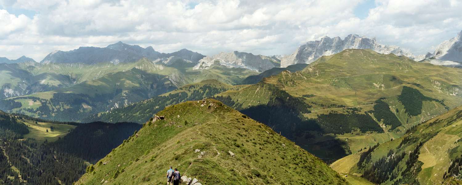 Ein Grat führt von Jägglisch Horn nach St. Antönien. Dahinter erstreckt sich das Prättigau mit Drusenfluh, Drei türmen und Sulzfluh